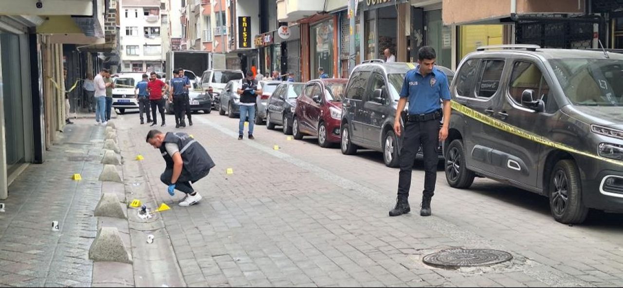 Zeytinburnu’nda araba kavgası silahlı çatışmaya döndü: 1 ölü! - 1. Resim