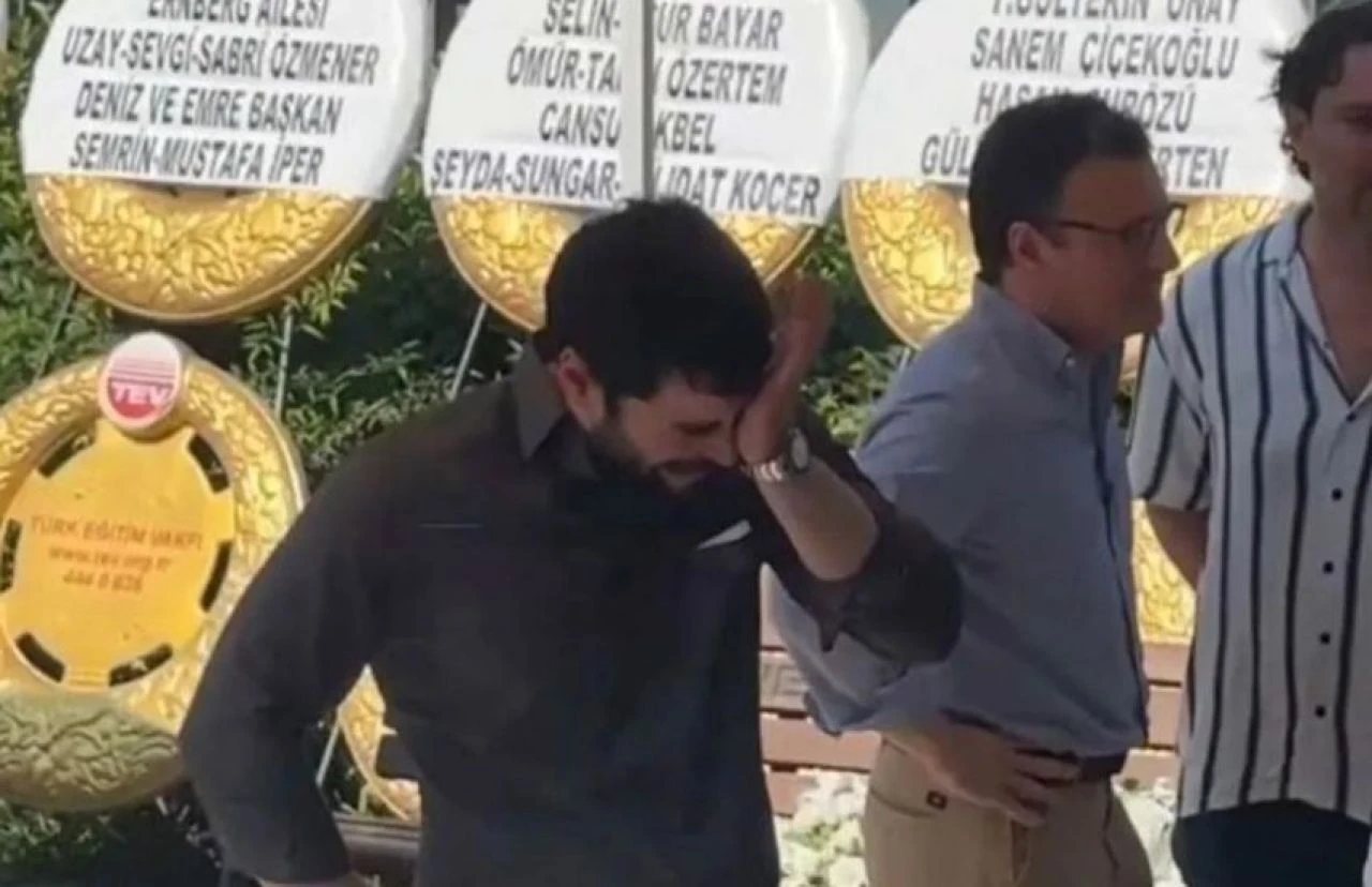 Akın Akınözü, annesinin mezarı başından ayrılamadı! Son hali yürekleri parçaladı