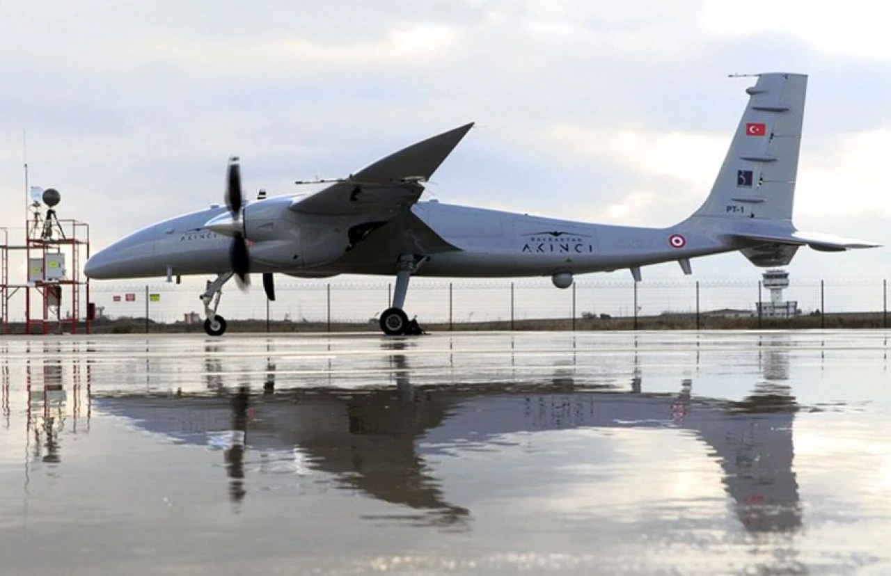 Bayraktar AKINCI, Roketsan mühimmatlarıyla hedefi böyle yerle bir etti - 1. Resim