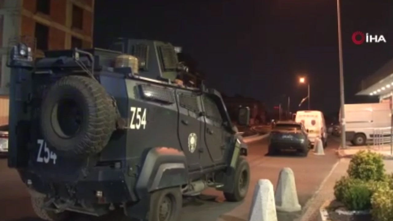 Beylikdüzü’nde özel harekat destekli terör operasyonu: Çok sayıda silah ele geçirildi - 2. Resim