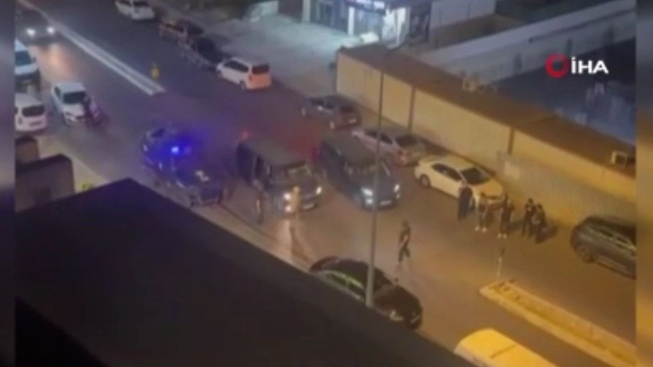 Beylikdüzü’nde özel harekat destekli terör operasyonu: Çok sayıda silah ele geçirildi - 1. Resim