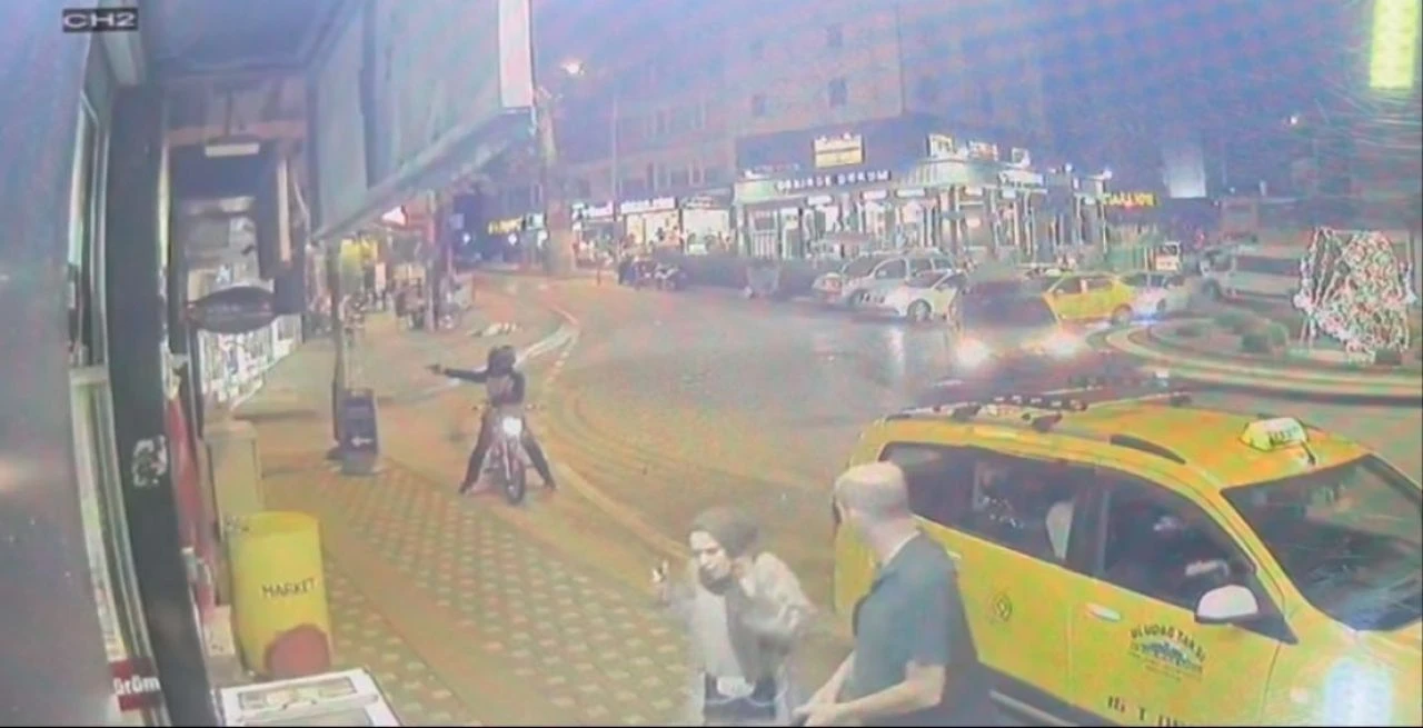 Böyle saldırı görülmedi! Sakarlık üstüne sakarlık yaptı: Önce tabancayı düşürdü sonra motosikleti - 1. Resim