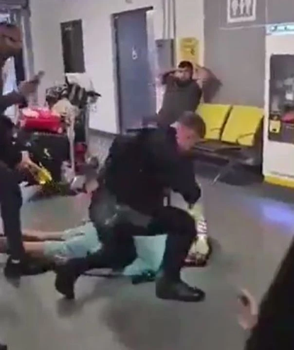 İngiliz polisi iki Müslüman kişinin yüzünü tekmeledi, görüntülere tepki yağdı