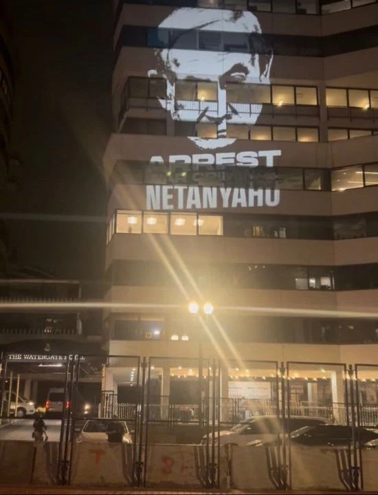 İsrail Başbakanı Netanyahu'nun ABD'de kaldığı otele 'Tutuklayın' yazısı yansıtıldı - 1. Resim