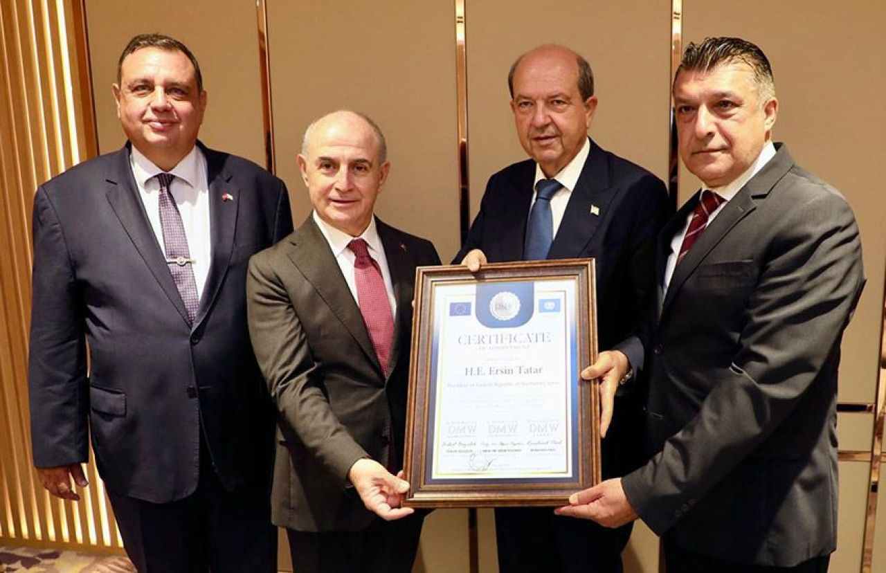 KKTC Cumhurbaşkanı Ersin Tatar, DMW Uluslararası Diplomatlar Birliği’nin Onursal Başkanı Oldu - 1. Resim
