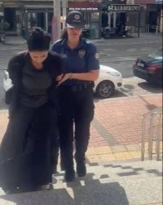 Mağazaya müşteri gibi geldiler! Dolar ve euroları çalacakken böyle yakalandılar