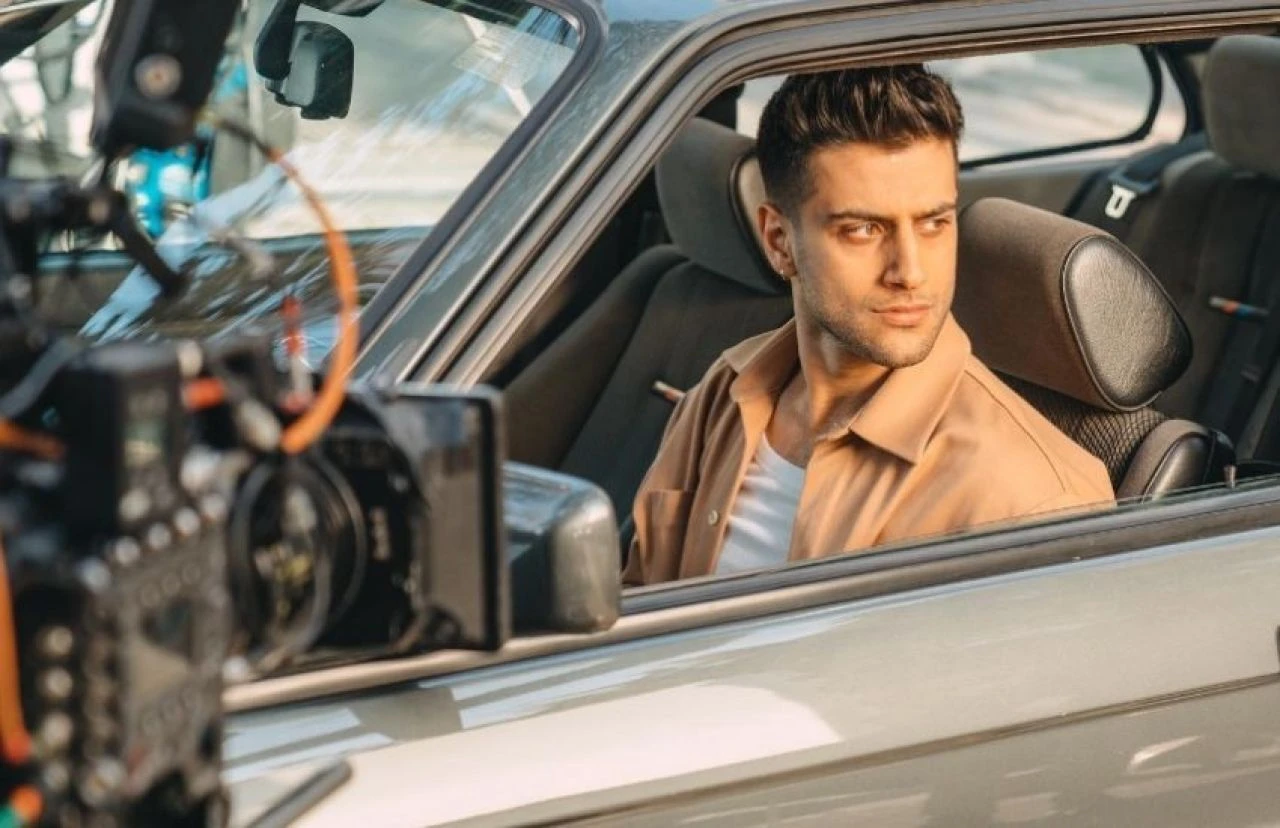 Reynmen'den "Renklensin Camilerimiz " performansı! Sosyal medyada beğeni yağdı