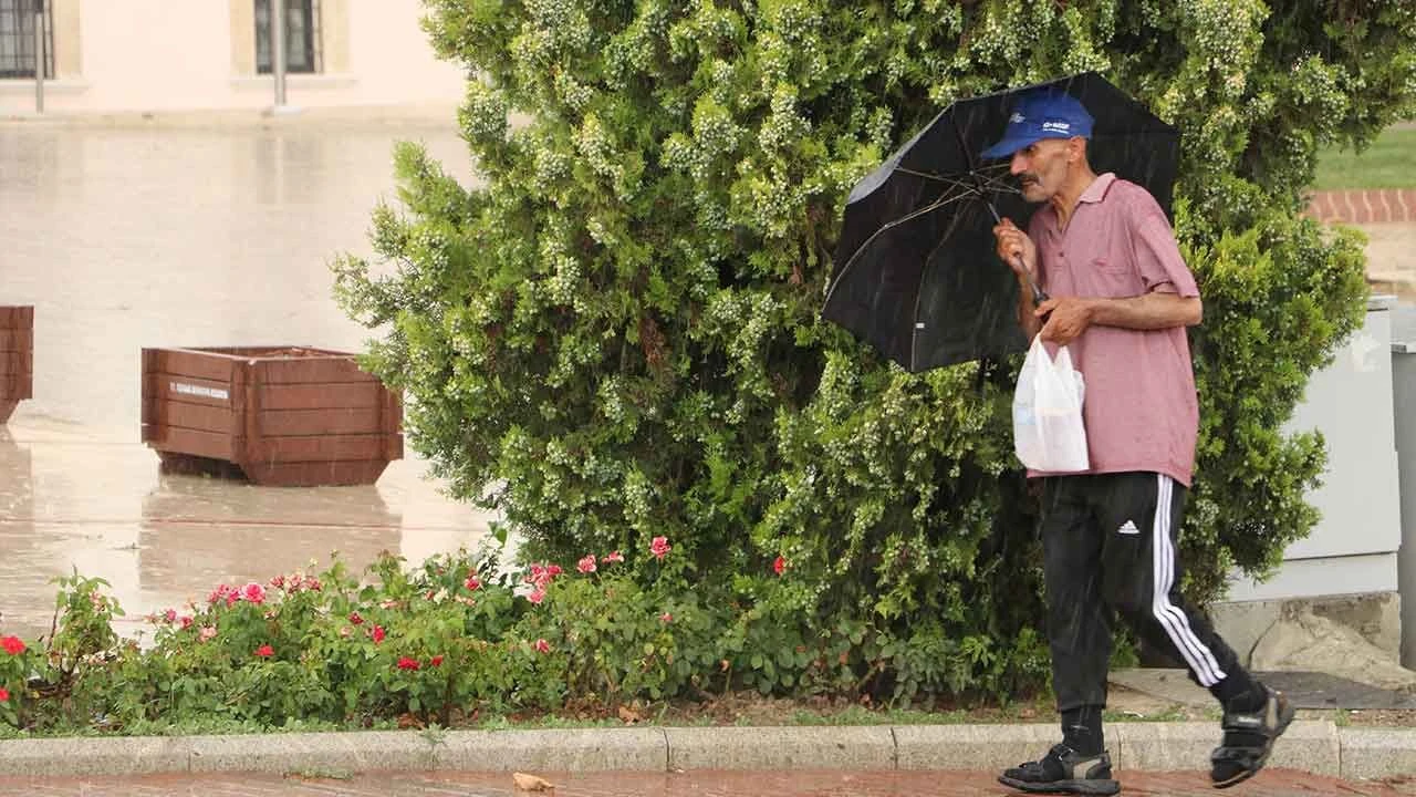 Sağanak yağış 3 ili vurdu, cadde ve sokaklar göle döndü - 2. Resim