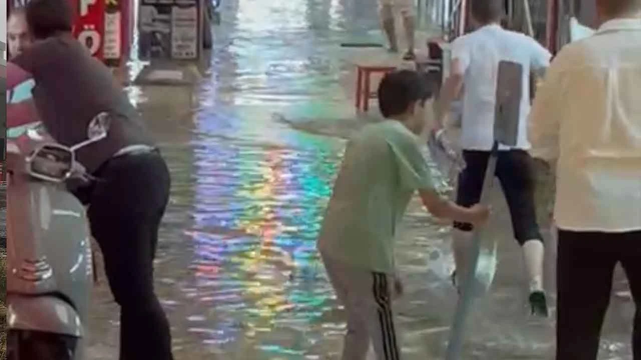 Sağanak yağış 3 ili vurdu, cadde ve sokaklar göle döndü - 3. Resim