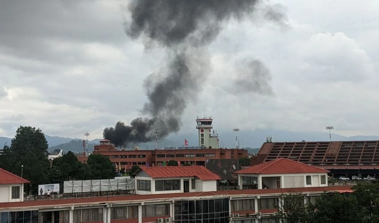 Son dakika! Nepal'de 19 kişilik uçak kalkış sırasında düştü - 1. Resim