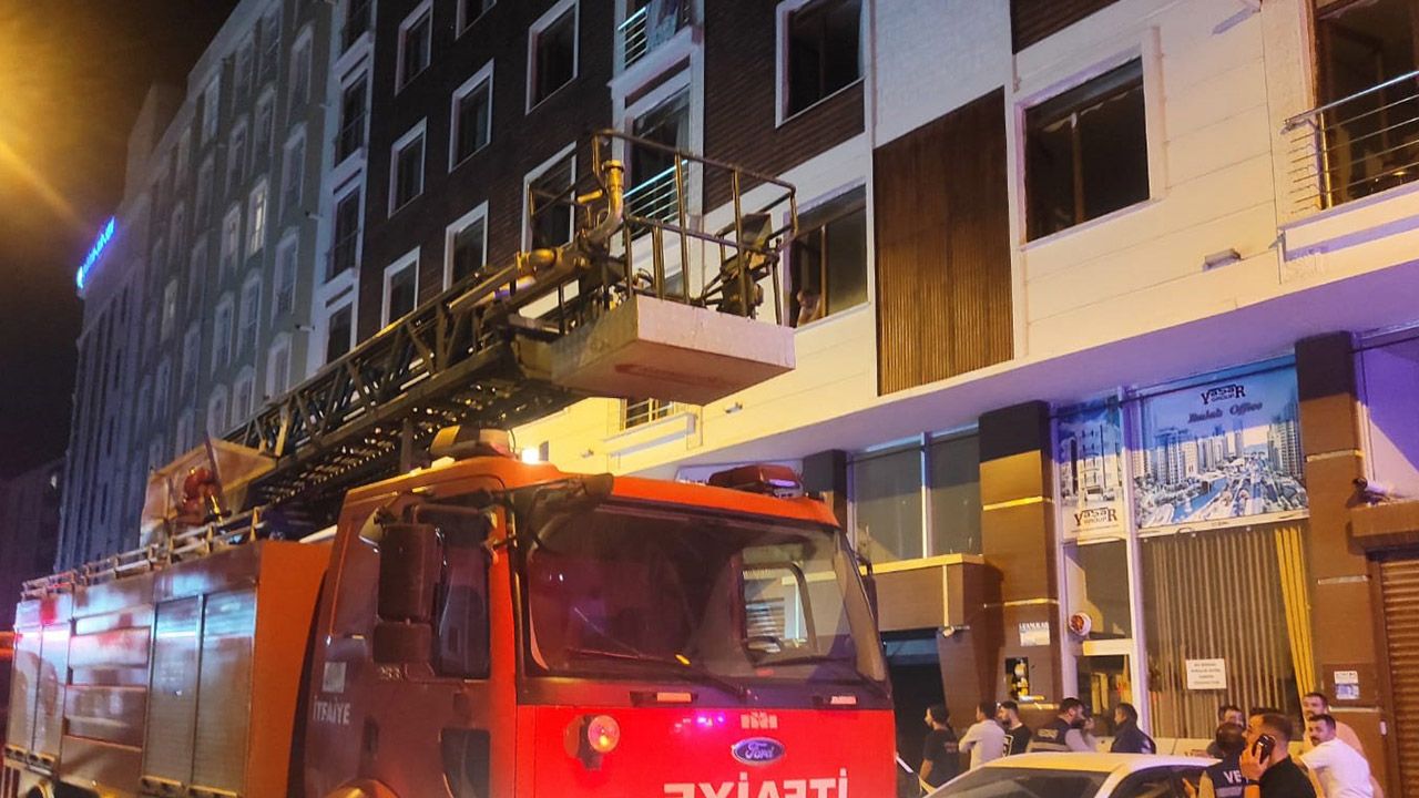 Van&#039;da apartmanda yangın: 40 kişi dumandan etkilendi