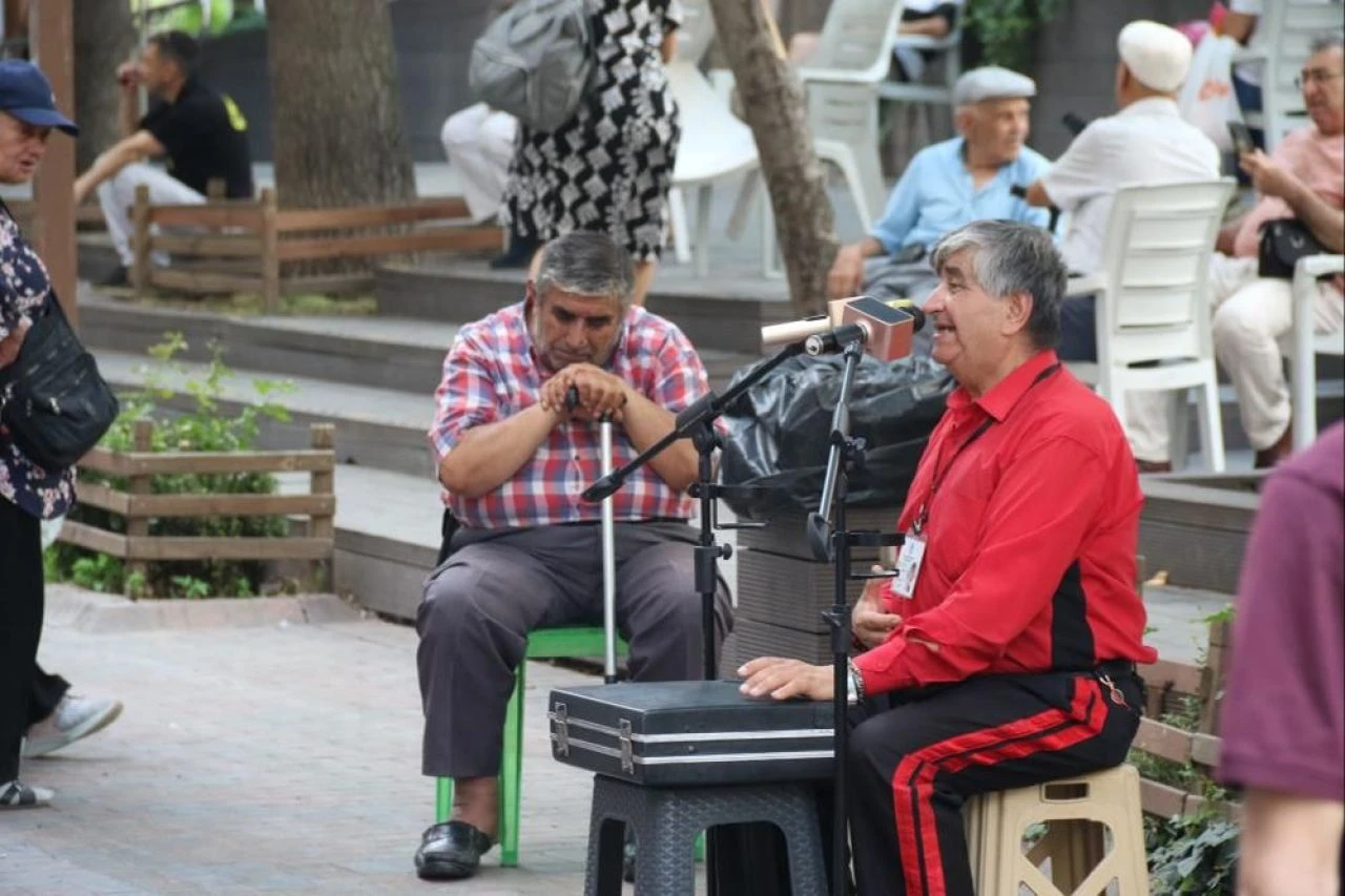 Yatak yüzü görmüyor! 36 yıldır sadece oturarak uyuyor