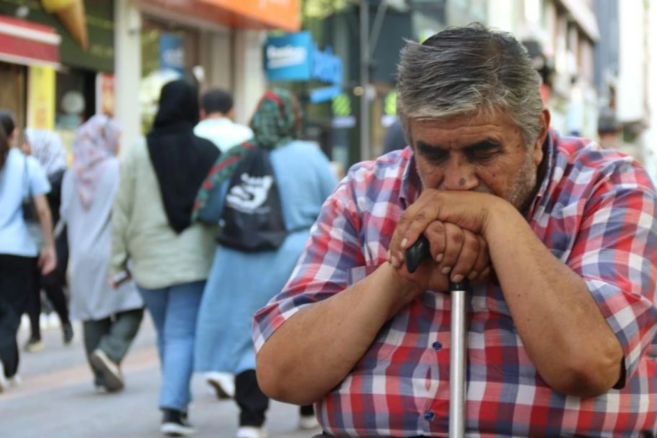 Yatak yüzü görmüyor! 36 yıldır sadece oturarak uyuyor