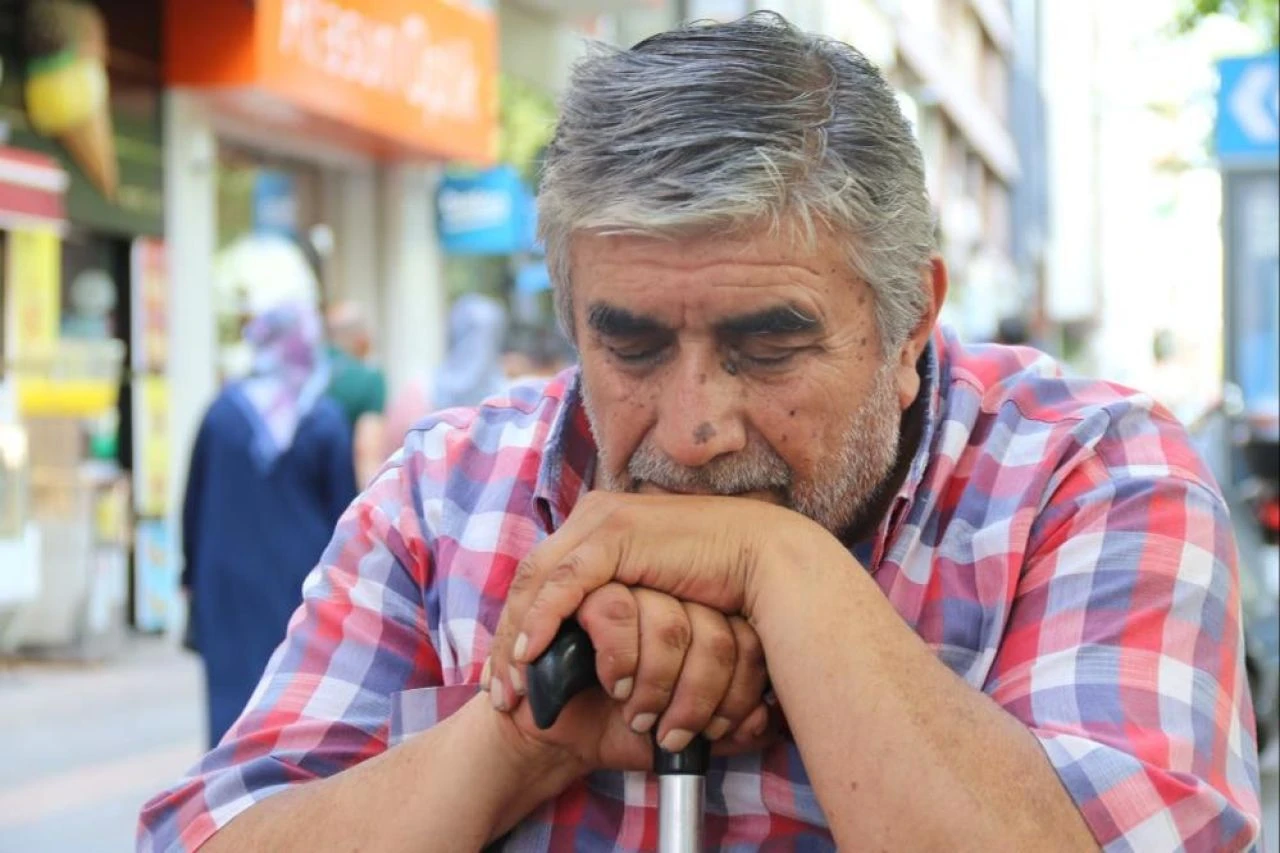 Yatak yüzü görmüyor! 36 yıldır sadece oturarak uyuyor