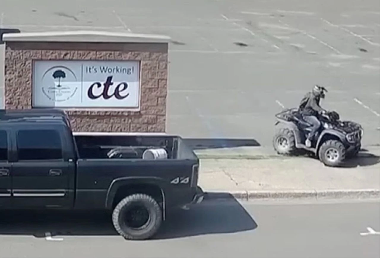 Bahçesinde Trump tabelası olan komşusunu ATV ile biçti! - 2. Resim