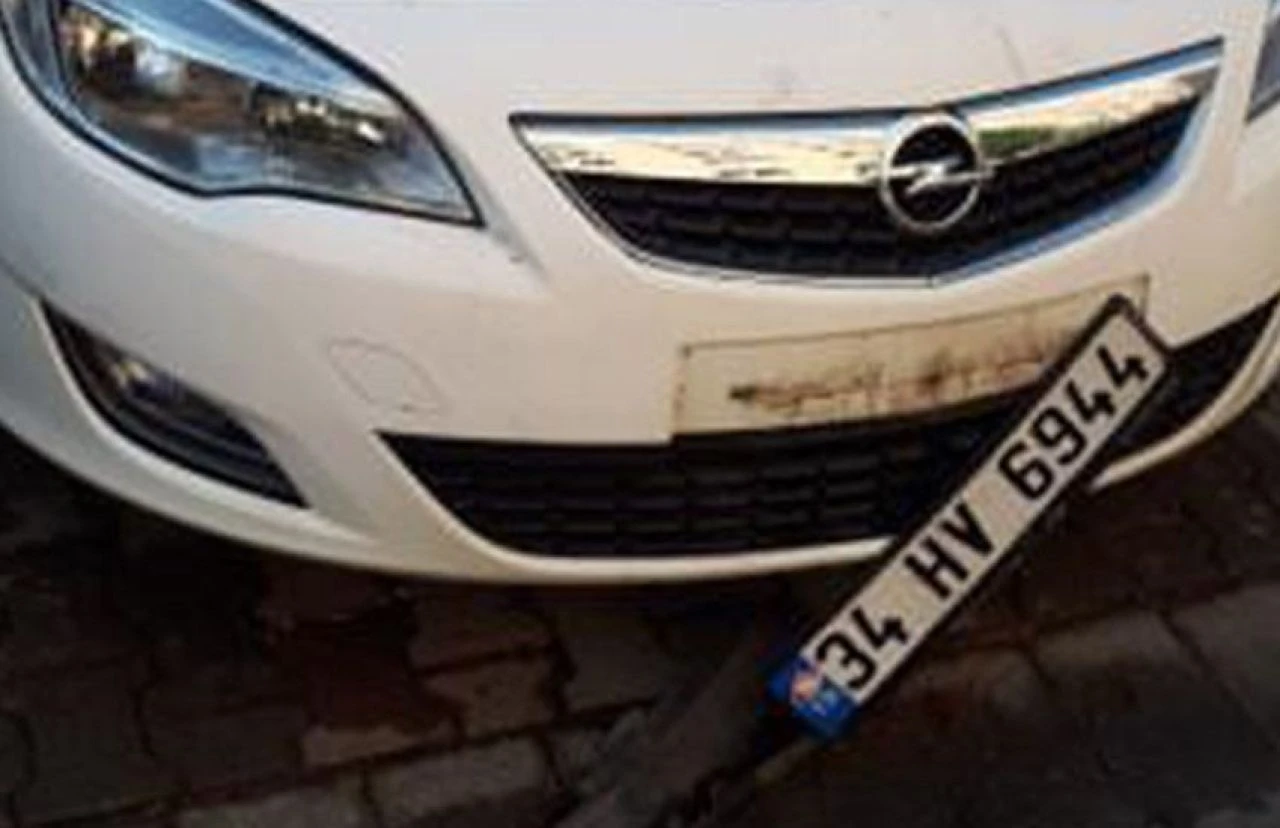 Beylikdüzü’nde ilginç olay! Sokak köpekleri park halindeki otomobili parçaladı - 2. Resim