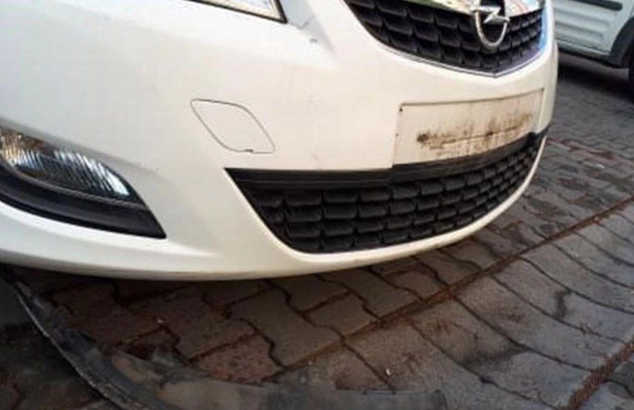 Beylikdüzü’nde ilginç olay! Sokak köpekleri park halindeki otomobili parçaladı - 1. Resim