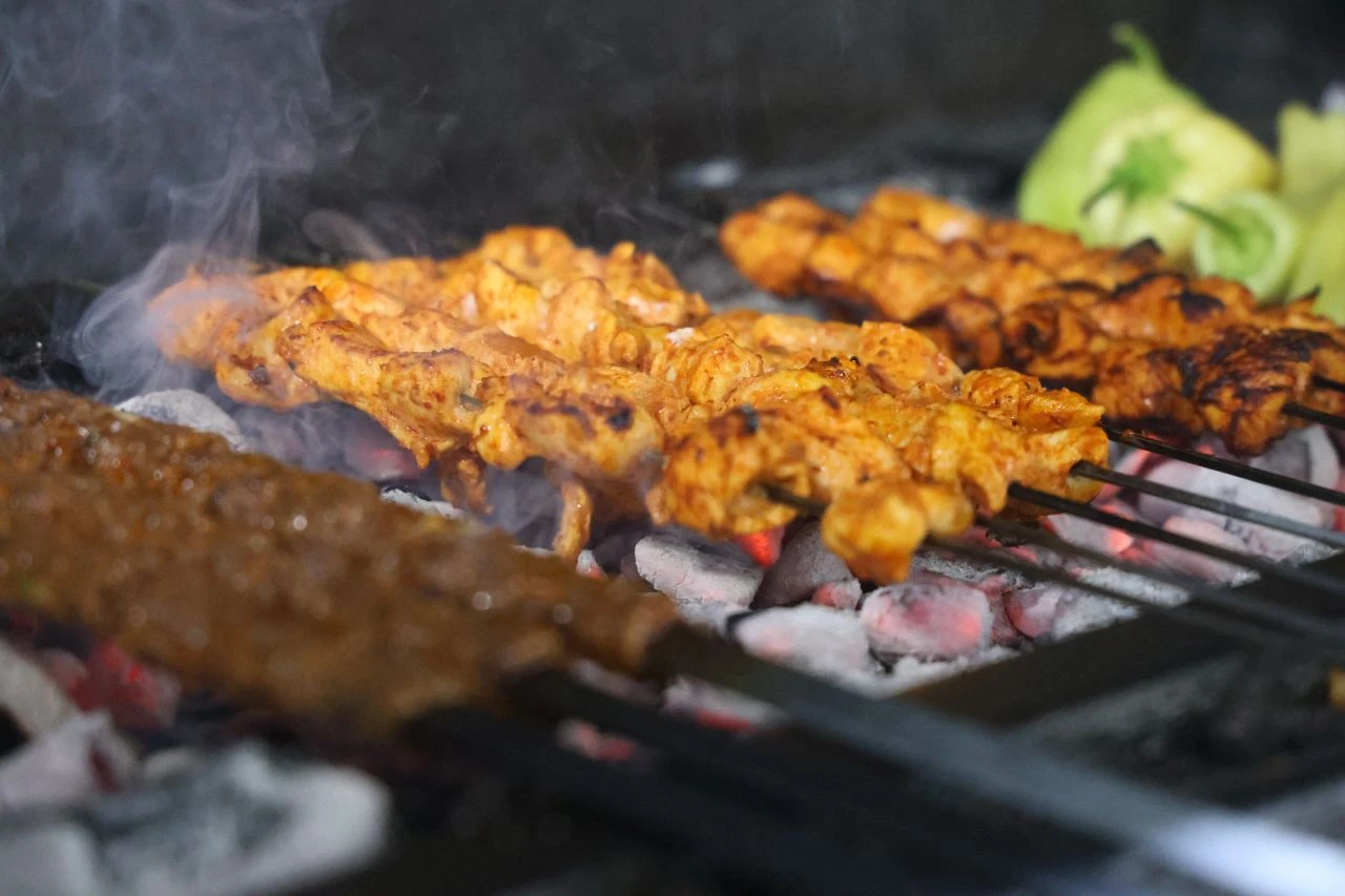 Bu lokanta fiyatlarıyla şaşırtıyor: 15 yıldır zam yapmıyor! 4 adana, 4 tavuk şiş ve 4 lahmacun 550 lira - 1. Resim