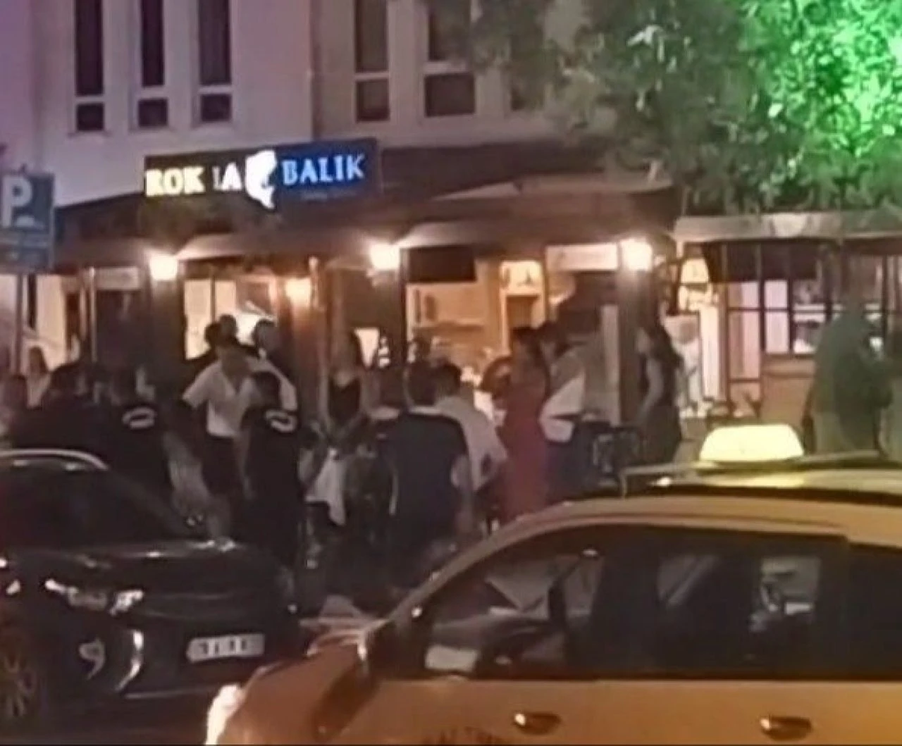Çılgına dönen grubu polis bile ayıramadı! Kimsenin anlam veremediği kavga kamerada - 1. Resim
