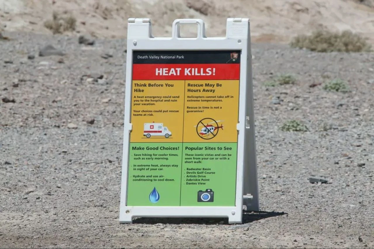 Dünyanın en sıcak yerinde terliklerini kaybetti ayakları cayır cayır yandı! Helikopterle kurtarıldı - 2. Resim