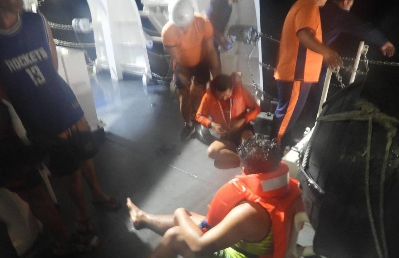 Filipinler'de deniz faciası! 1,4 milyon litre petrol taşıyan gemi battı - 2. Resim