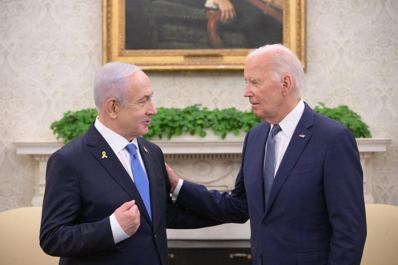 İsrail Başbakanı Netanyahu protestolar eşliğinde Beyaz Saray'da Joe Biden tarafından ağırlandı - 1. Resim