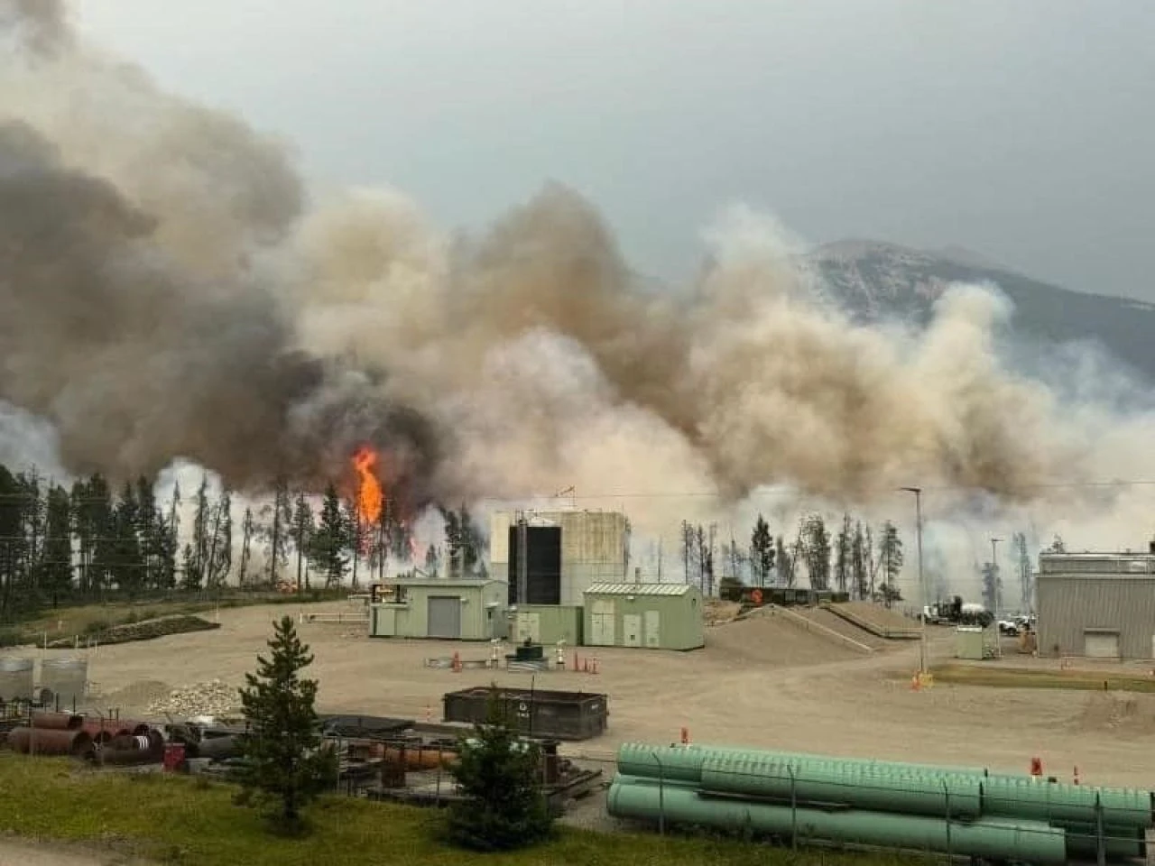 Kanada’da yangın alarmı: 58 binden fazla yıldırım yerleşim yerlerinde paniğe yol açtı! - 1. Resim