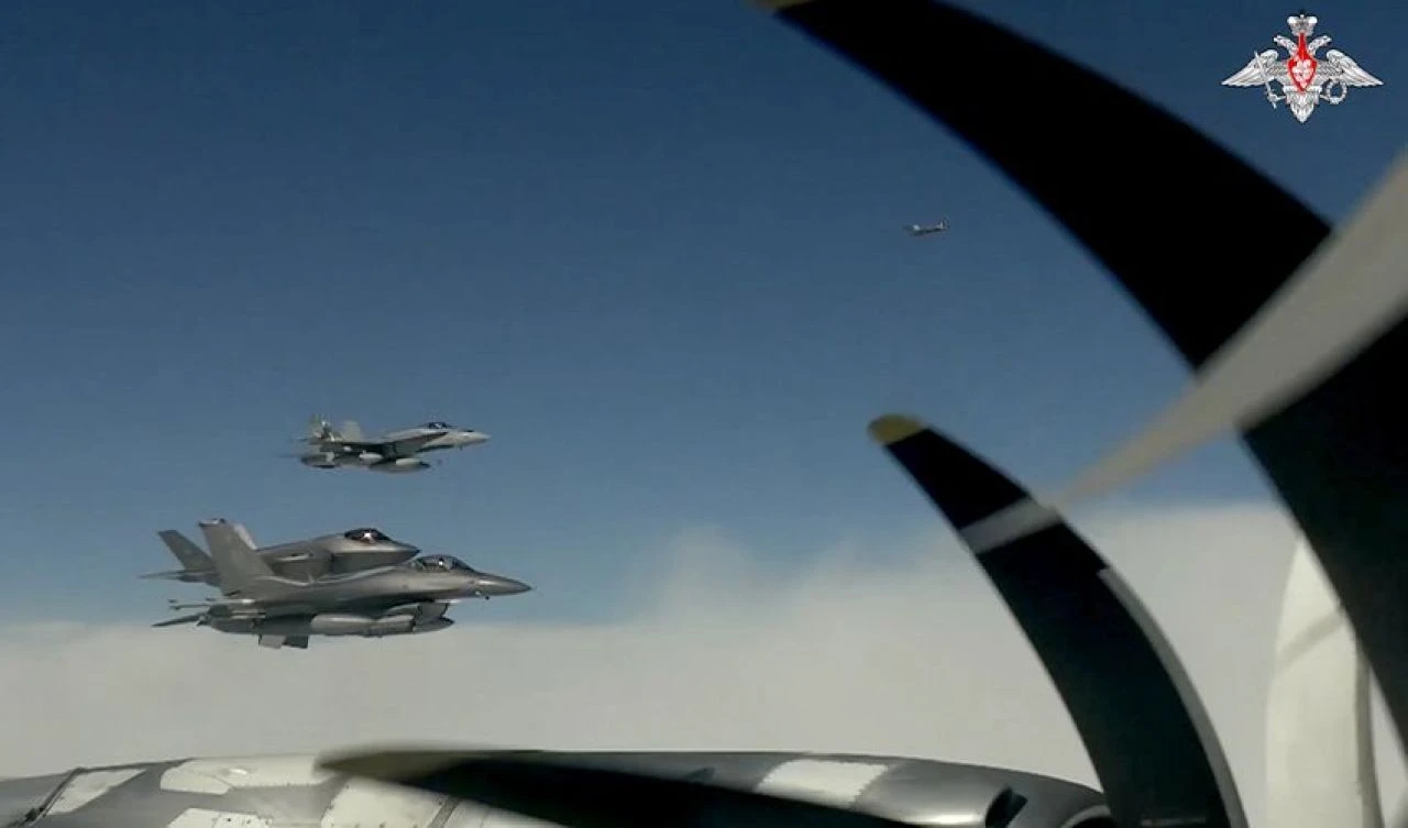 Rusya ve Çin'den gövde gösterisi! Stratejik bombardıman uçaklarından ortak devriye