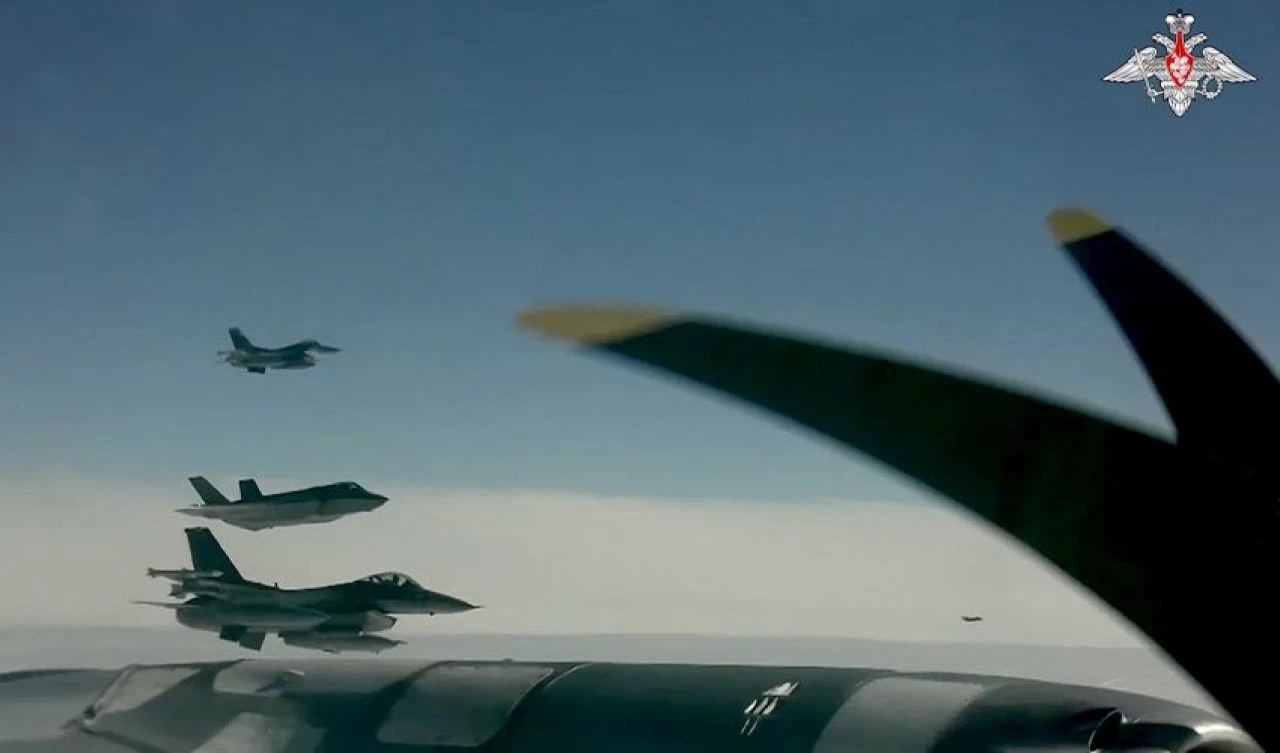 Rusya ve Çin'den gövde gösterisi! Stratejik bombardıman uçaklarından ortak devriye