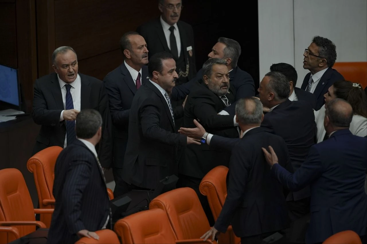 TBMM'de çıkan gerginlik sonrası MHP'li vekil Erkan Akçay hastaneye kaldırıldı, kötü haber geldi - 1. Resim