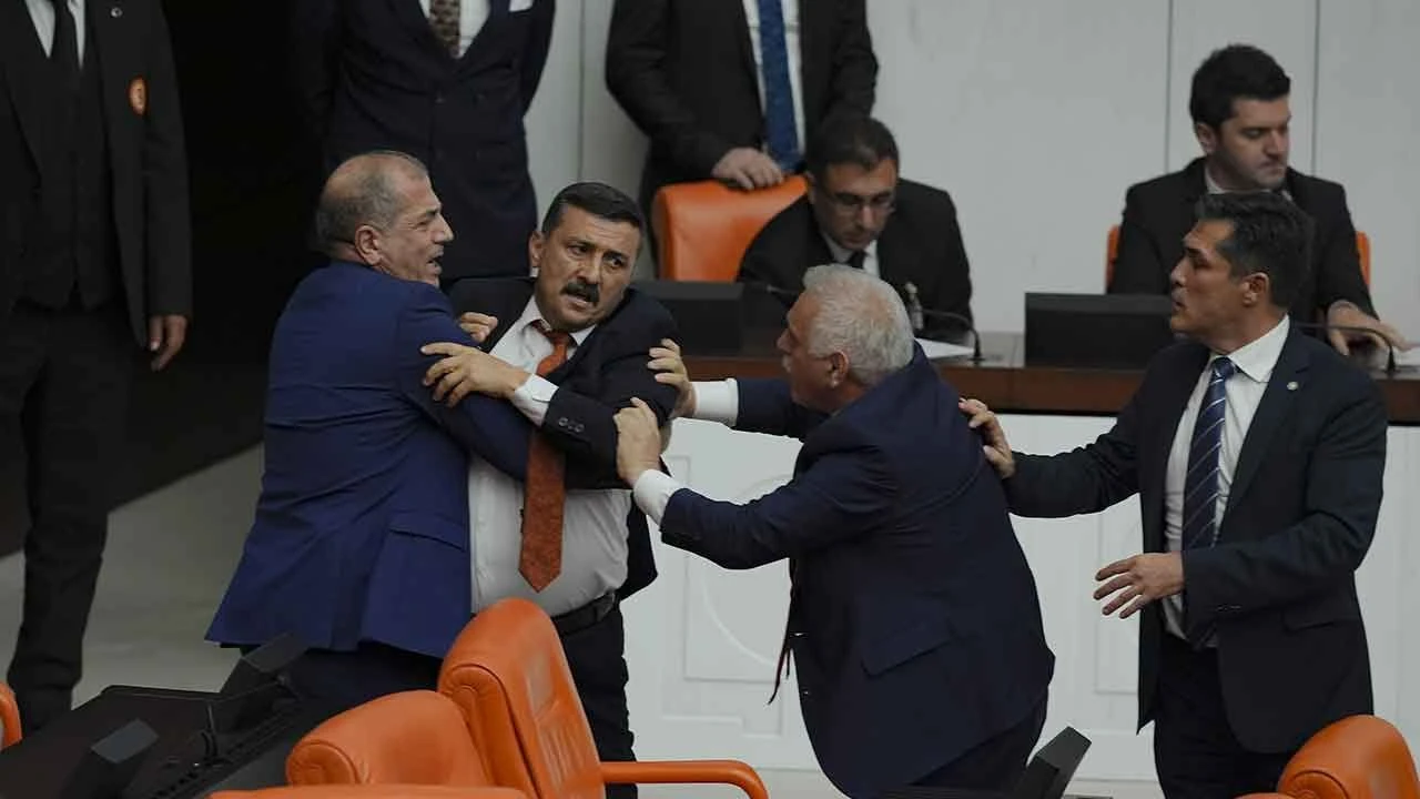 TBMM'de gergin anlar: MHP'li ve İYİ Parti'li vekiller arasında arbede yaşandı