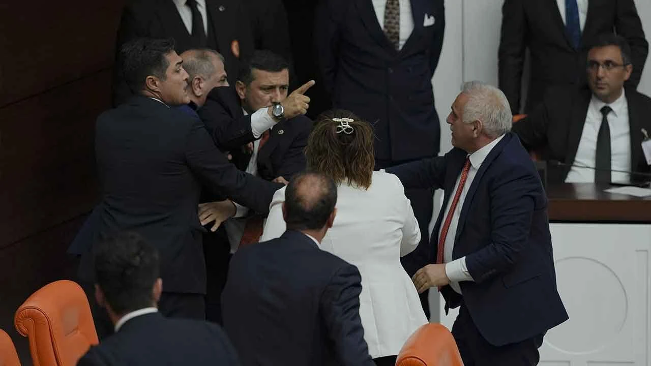 TBMM'de gergin anlar: MHP'li ve İYİ Parti'li vekiller arasında arbede yaşandı
