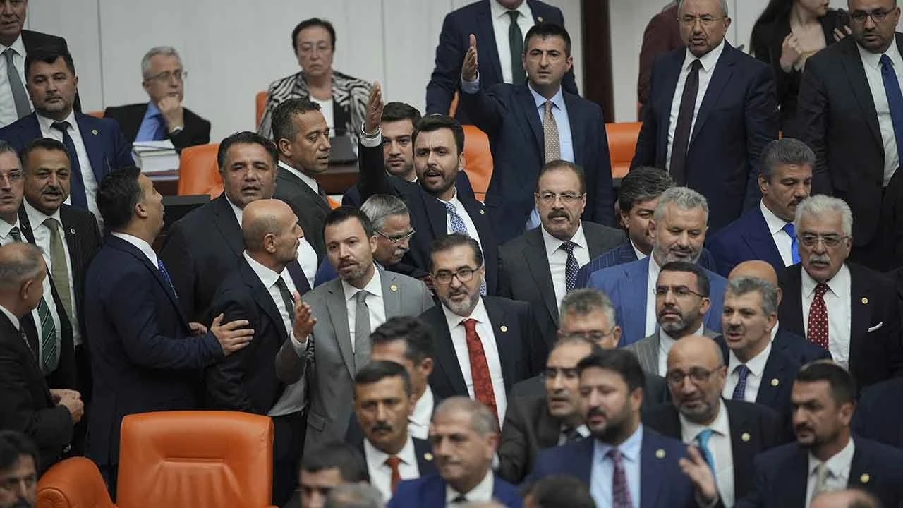 TBMM'de gergin anlar: MHP'li ve İYİ Parti'li vekiller arasında arbede yaşandı