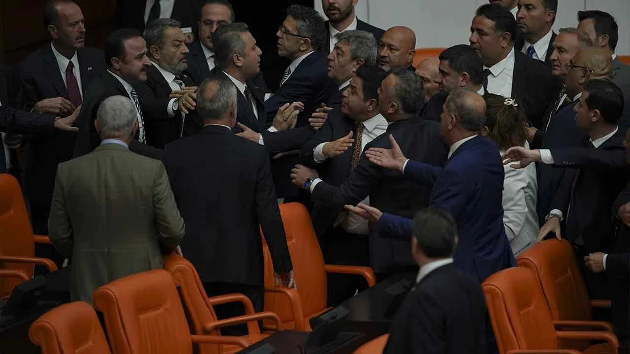 TBMM'de gergin anlar: MHP'li ve İYİ Parti'li vekiller arasında arbede yaşandı