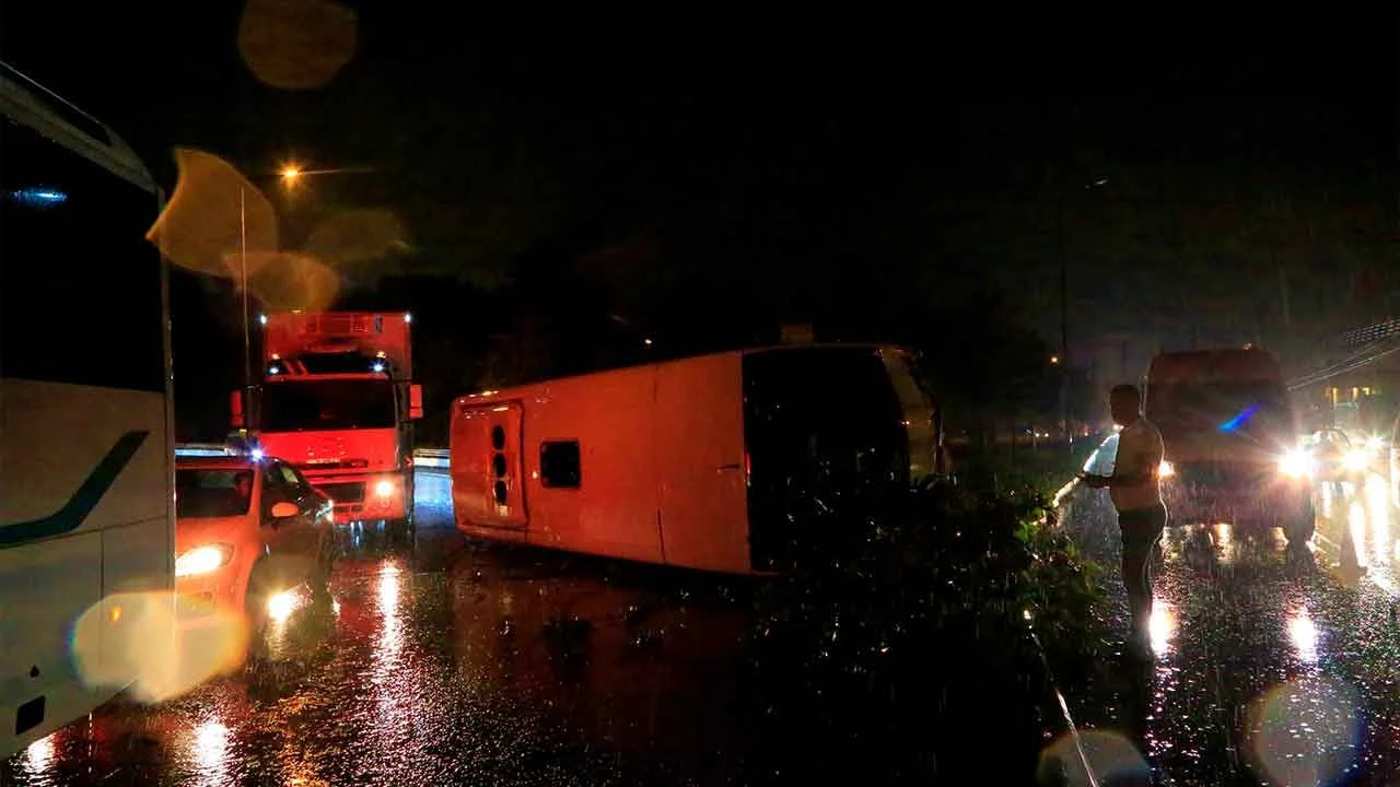 Antalya'yı temmuz ayında sağanak vurdu, yollar göle döndü: Peş peşe kazalar yaşandı - 3. Resim