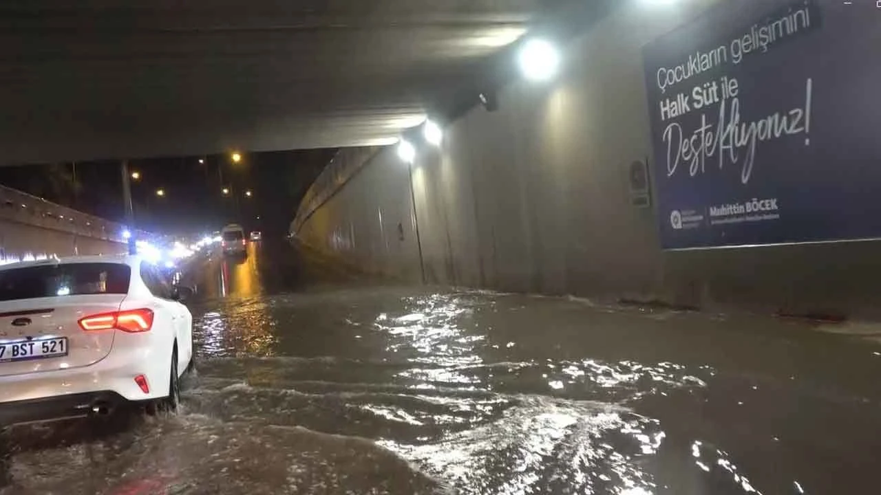 Antalya'yı temmuz ayında sağanak vurdu, yollar göle döndü: Peş peşe kazalar yaşandı - 2. Resim
