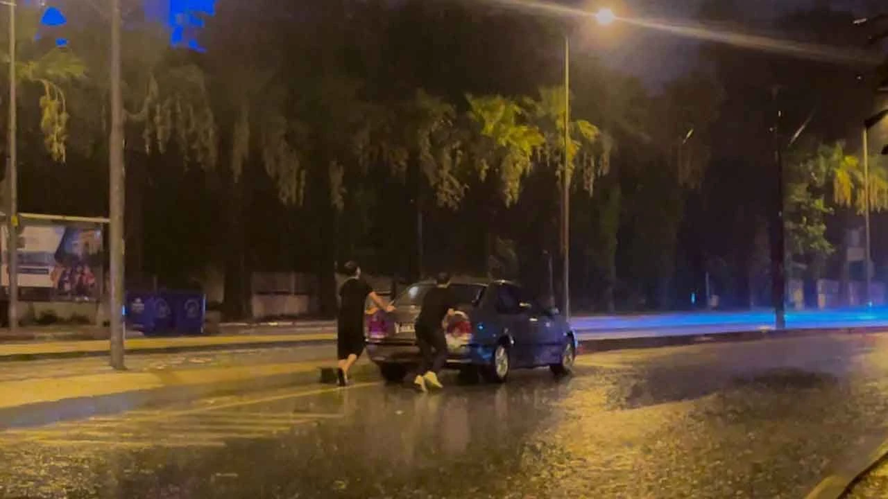Antalya'yı temmuz ayında sağanak vurdu, yollar göle döndü: Peş peşe kazalar yaşandı - 1. Resim