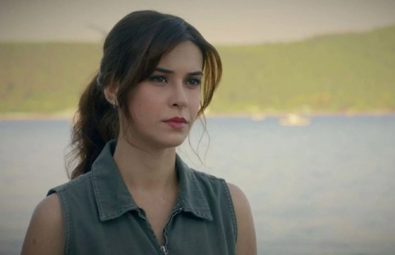 Aras Bulut İynemli'li dizide Devrim Özkan'ın rolü değişti! Yeni Esme ise Ahsen Eroğlu oldu