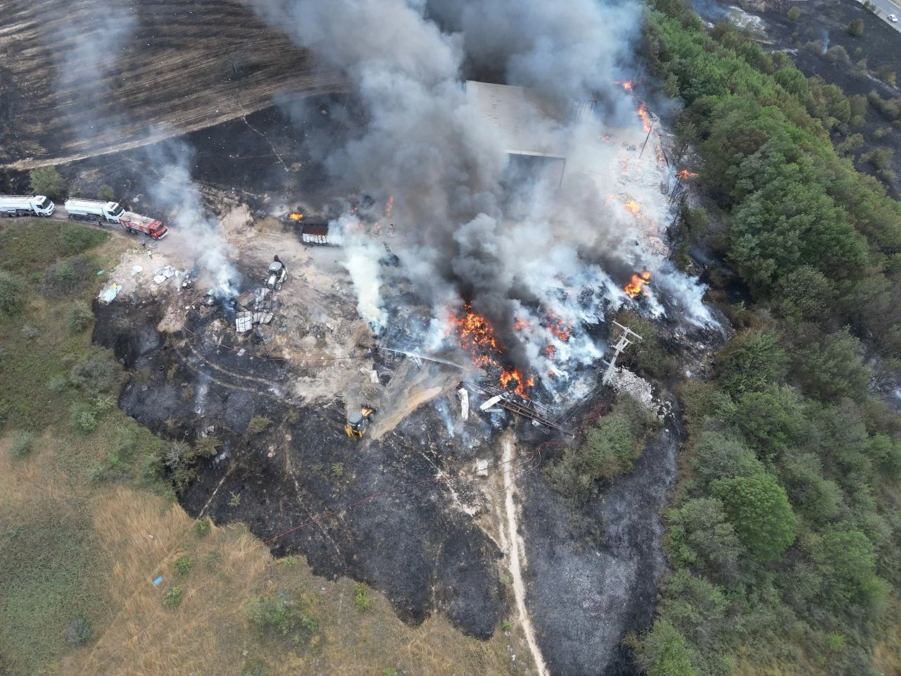 Tekirdağ'da korkutan yangın! Alevler otluk alandan geri dönüşüm tesisine sıçradı - 2. Resim