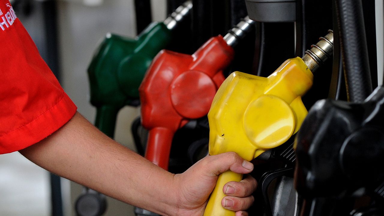 Akaryakıta indirim yolda! Petrol sert düştü: Benzin ve motorin için yeni beklenti