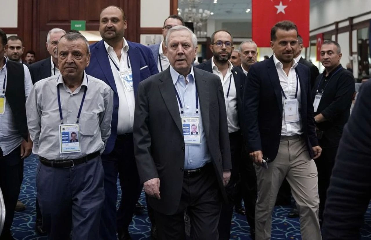 Aziz Yıldırım, Fenerbahçe Yüksek Divan Kurulu Toplantısı'nda! Ali Koç ile tokalaştı - 1. Resim