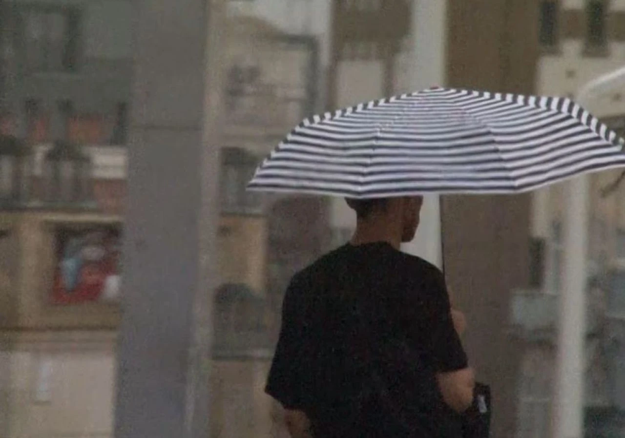 İstanbul'daki aniden bastıran yağı vatandaşlara zor anlar yaşattı!