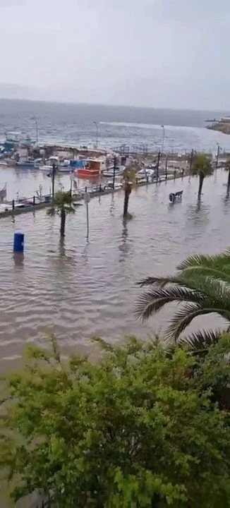 Bursa'daki sağanak hayatı felç etti! Yollar dereye, merdivenler şelaleye döndü - 4. Resim