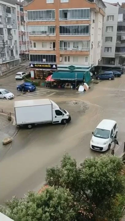 Bursa'daki sağanak hayatı felç etti! Yollar dereye, merdivenler şelaleye döndü - 2. Resim