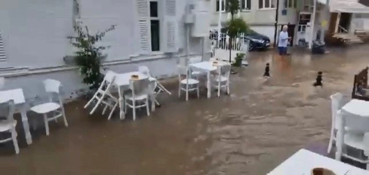 Bursa'daki sağanak hayatı felç etti! Yollar dereye, merdivenler şelaleye döndü - 1. Resim