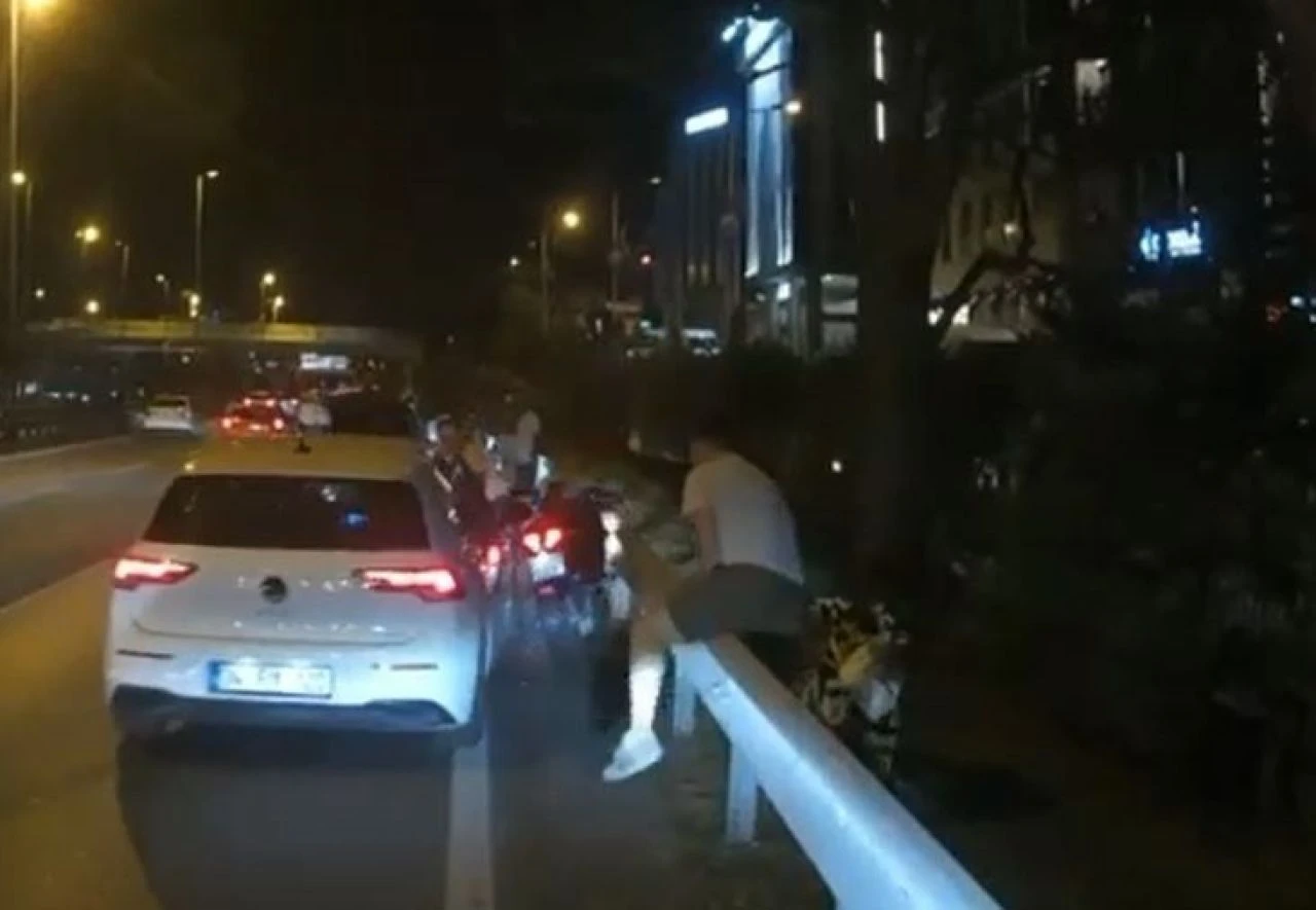 E-5 Karayolu'nda sürücü dehşeti: Önce saldırdı ardından aracına binip motosikletlileri ezmeye çalıştı