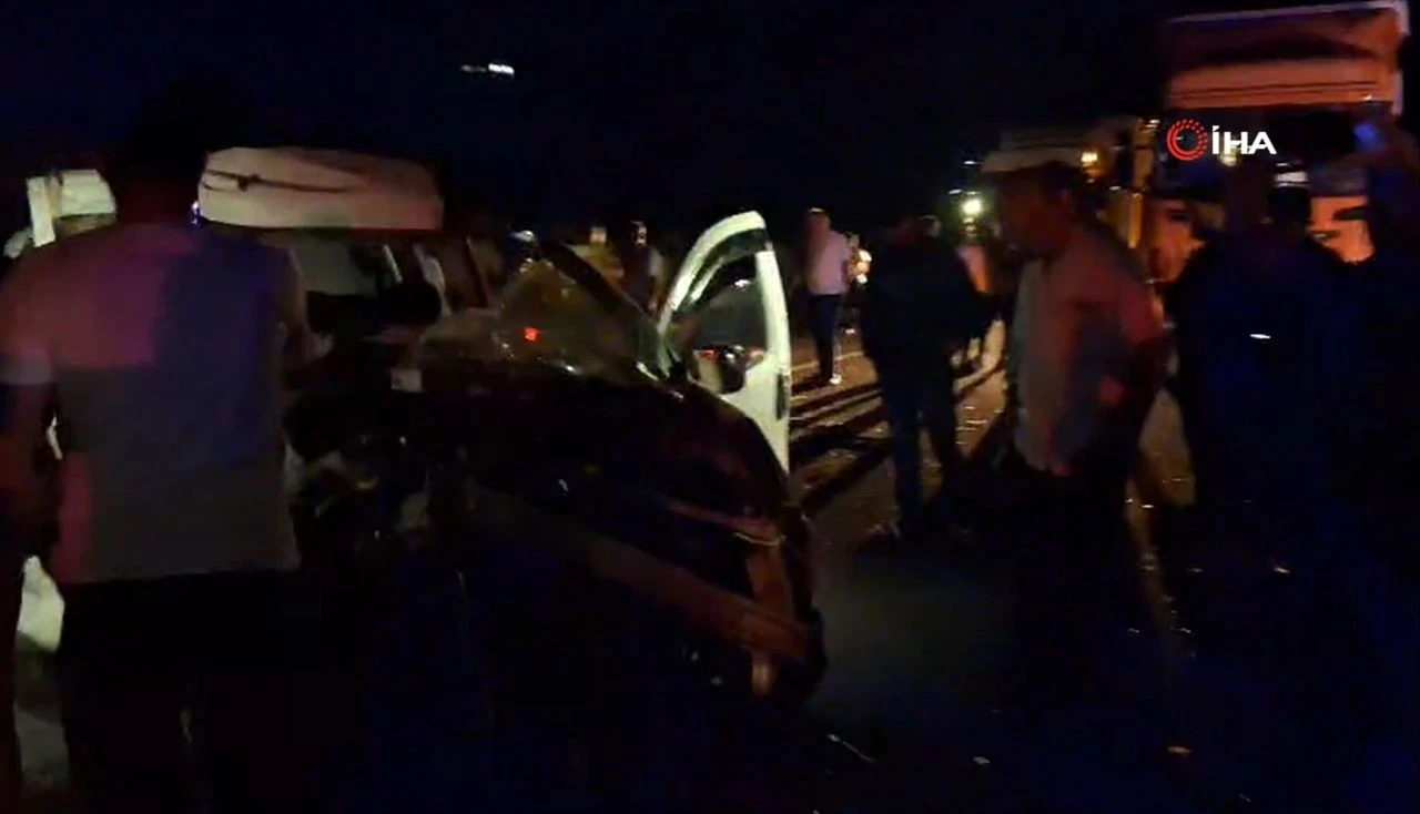 Erzincan'da korkunç kaza! Otomobil traktöre çarptı: 3 ölü, 3 yaralı - 1. Resim