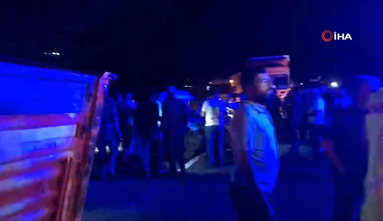 Erzincan'da korkunç kaza! Otomobil traktöre çarptı: 3 ölü, 3 yaralı - 2. Resim