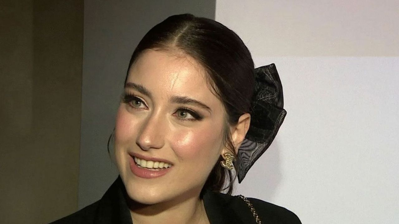 Hazal Kaya imajını yeniledi! Sarışın olan oyuncuya beğeni yağdı