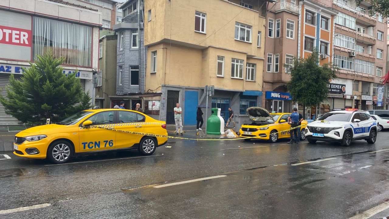 İstanbul Beyoğlu'nda silah sesleri yükseldi! Kurşunlar taksiye isabet etti - 3. Resim